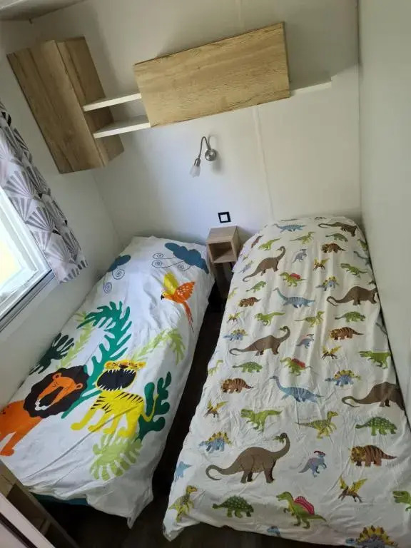 Bungalow neuf 3 chambres avec piscines partagées dans un camping-club vacances haut de gamme