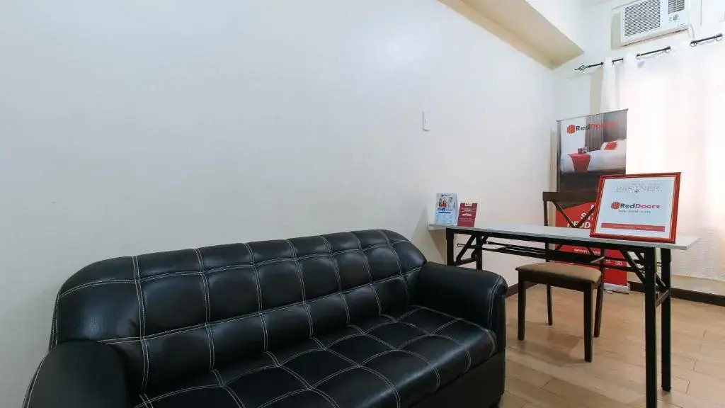 RedDoorz Premium @ Paseo Verde Las Pinas