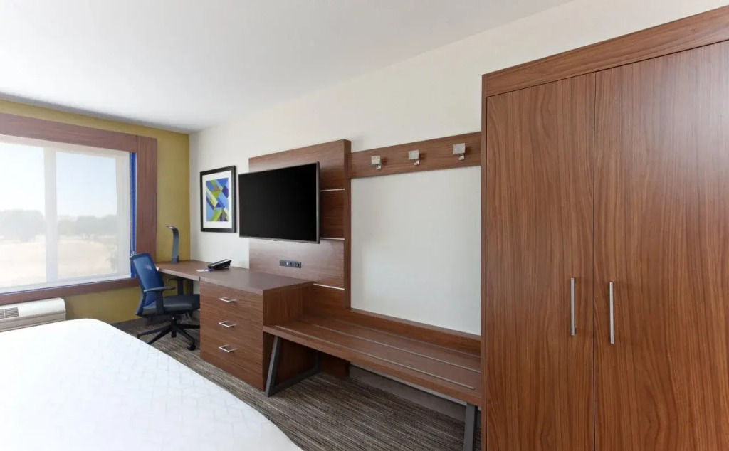Holiday Inn Express Elk Grove West I-5 by IHG