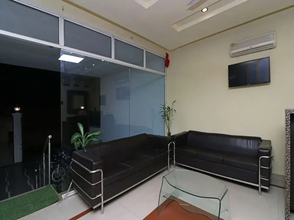 OYO 389 Hotel Applee Inn