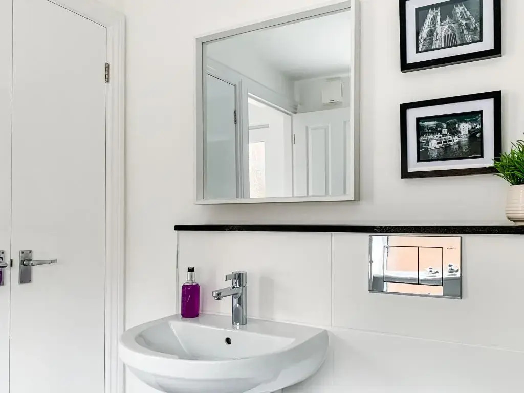 Maple House - Free Parking - Holiday Home - Sleeps 12 With Sister Property