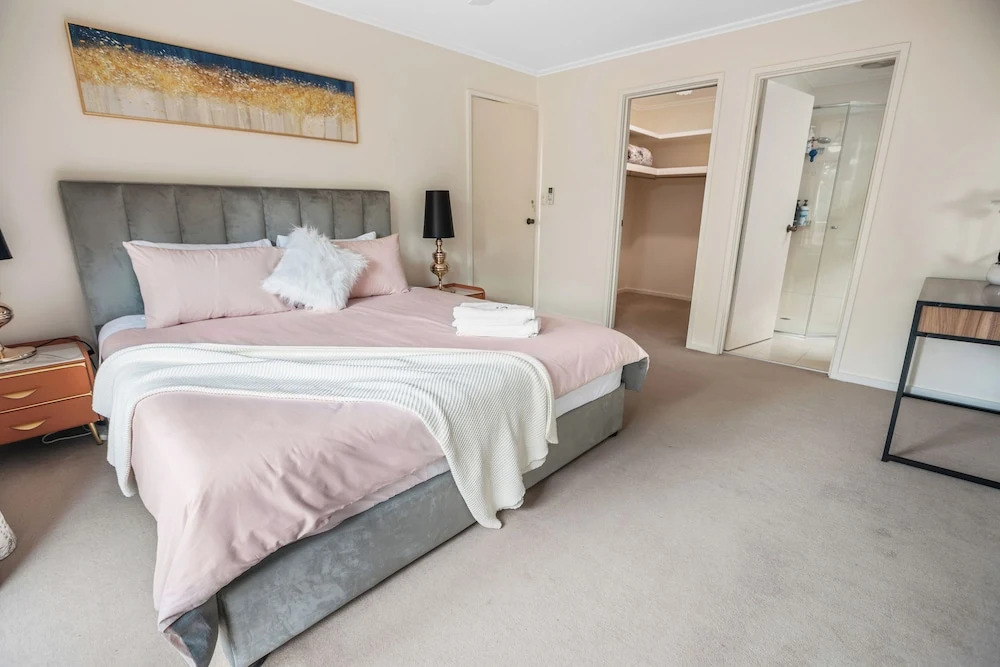 Stylish Retreat at Wheelers Hill 5BRM