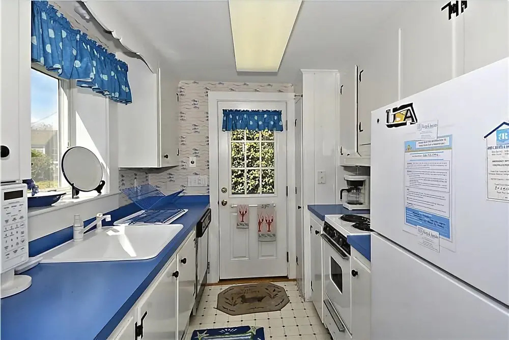 221 Shore Road - Nine Bedroom House