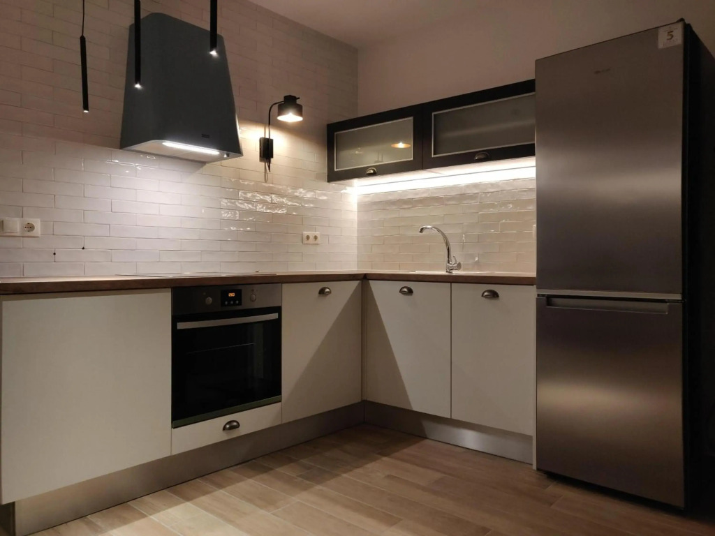 Sunny new lovely apartment 60 meters from the metro