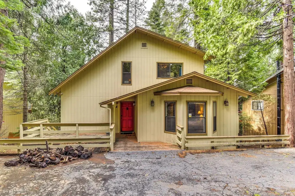 2 Mi to Mi-Wuk Village: Cabin w/ Large Deck