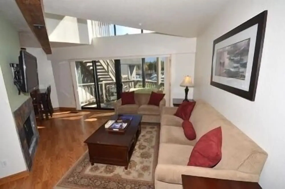 489 Ala Wai, 48 3 Bedroom Condo by RedAwning