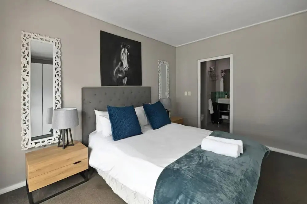 Modern 3-bed Apt Designer Touch Mountain Views