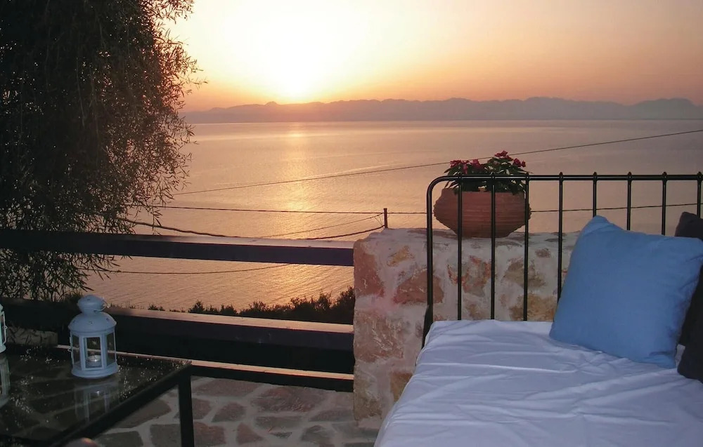 2 Bedroom Lovely Home In Kalamata