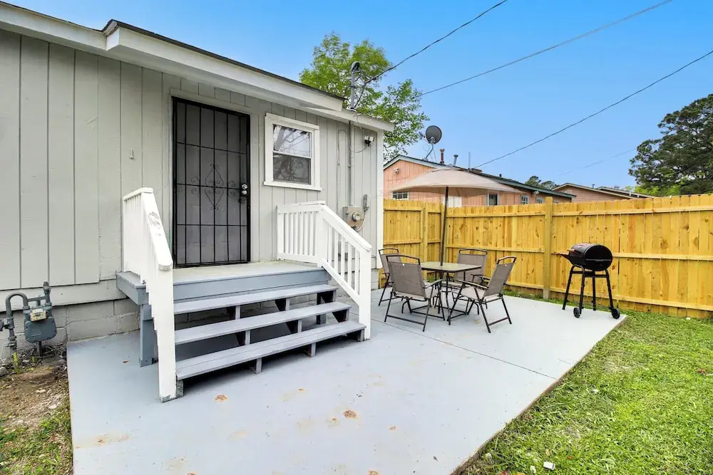 Inviting Savannah Home w/ Yard: 3 Mi to Downtown!