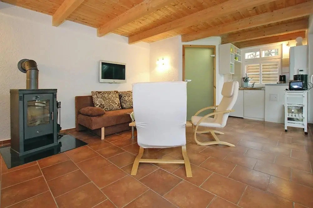 Ferienhaus mit Terrasse und Kaminofen in Parchim