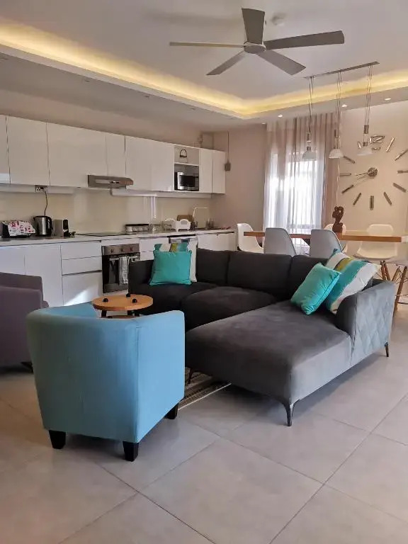 PEREYBERE -Charming 2 bedrooms apartment- WITH POOL - BEACHCOVE Apartments, North Living, APT 8