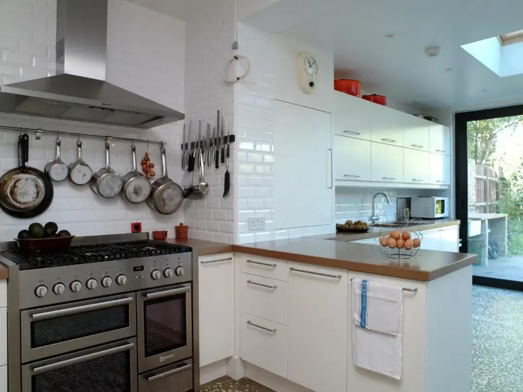 Stunning 5 bed house with private garden