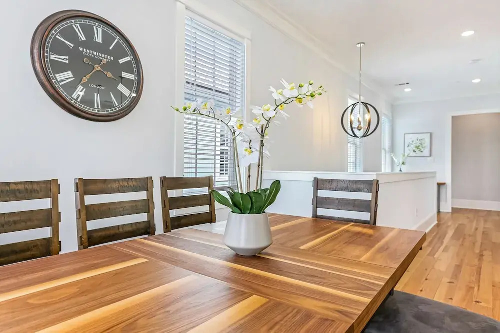 Chic 4 BR Condo - Large Pool - Perfect Location