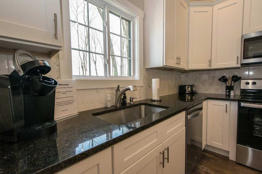 Modern Upper Retreat w Free Tix Deck 2 Suites
