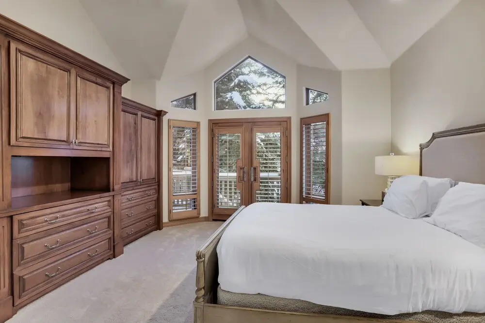 Luxury 4-Bedroom Home Close to Slopes with On-site Hot Tub 4 Home by RedAwning