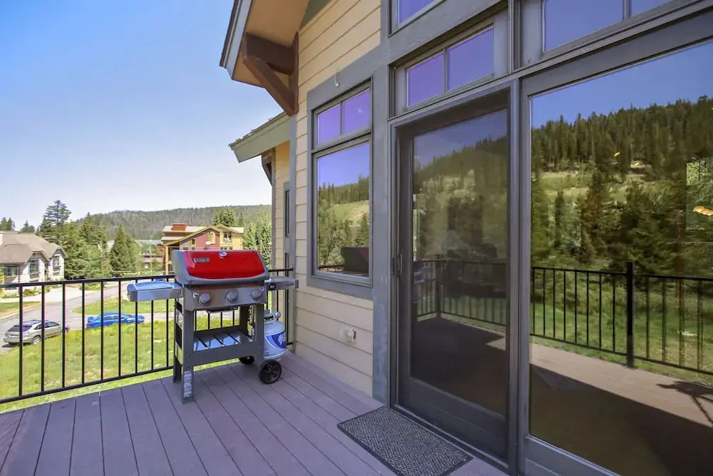 Slopeside Mountain Time Luxury Chalet by Winter Park Escapes