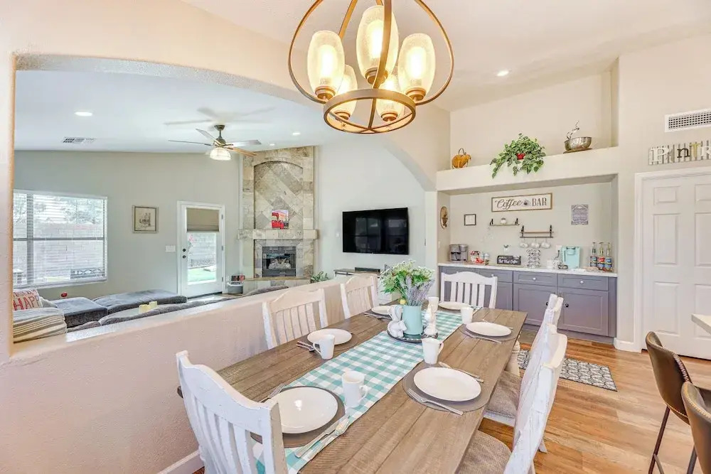 Centrally Located Gilbert Home: Patio & Grill!