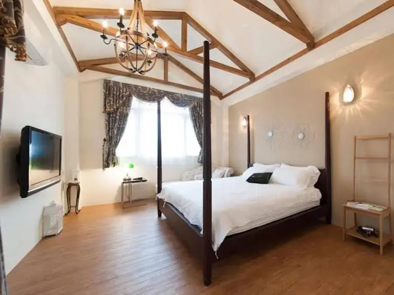Vanilla Bear Riverside Bed and Breakfast- I