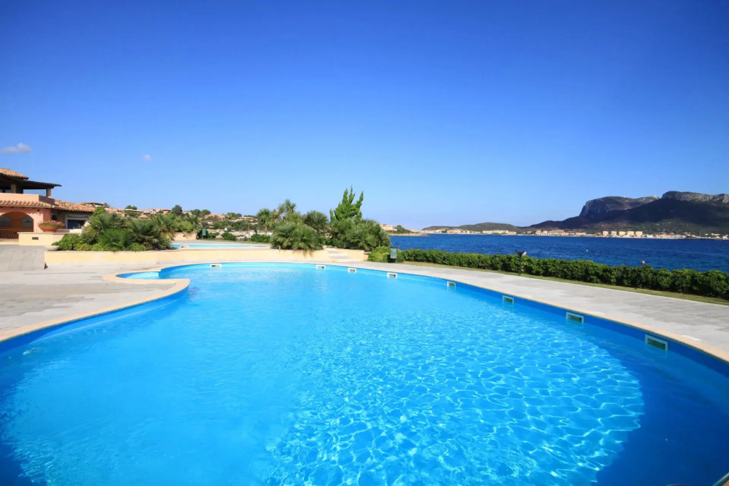 The apartment is located in the first row and directly overlooks the sea, being on the first floor a-S'Abba 81