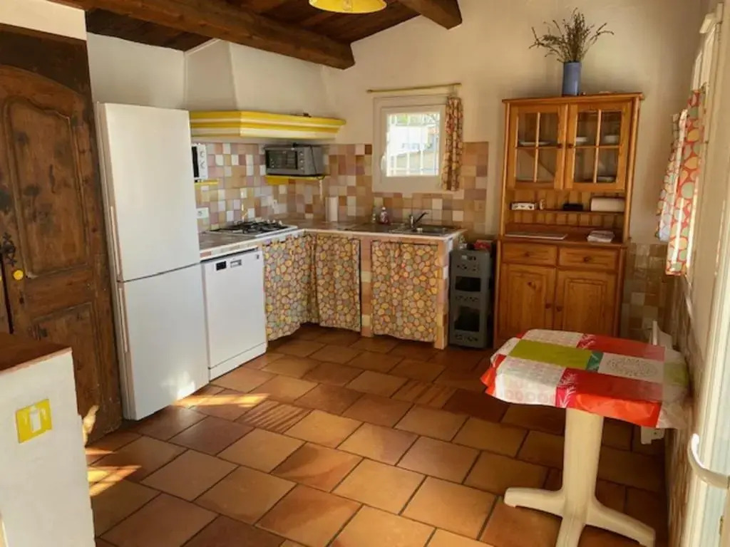 Location climatisée, piscine, animaux acceptés, jardin clôturé, parking, provence , wifi