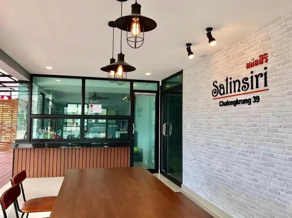 Salinsiri at Lat Krabang