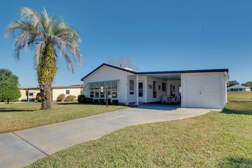 Lady Lake House with Lanai and Community Pool!