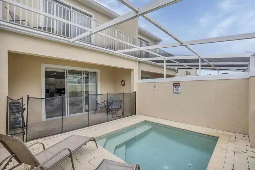 3 Bed Town Home With Splash Pool! 3 Bedroom Townhouse by RedAwning