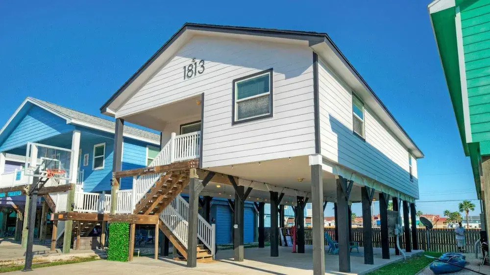 Bright Coastal Escape w/ Games, Swing Chairs & Minutes to Port A Beach Captain Kirk by Avantstay