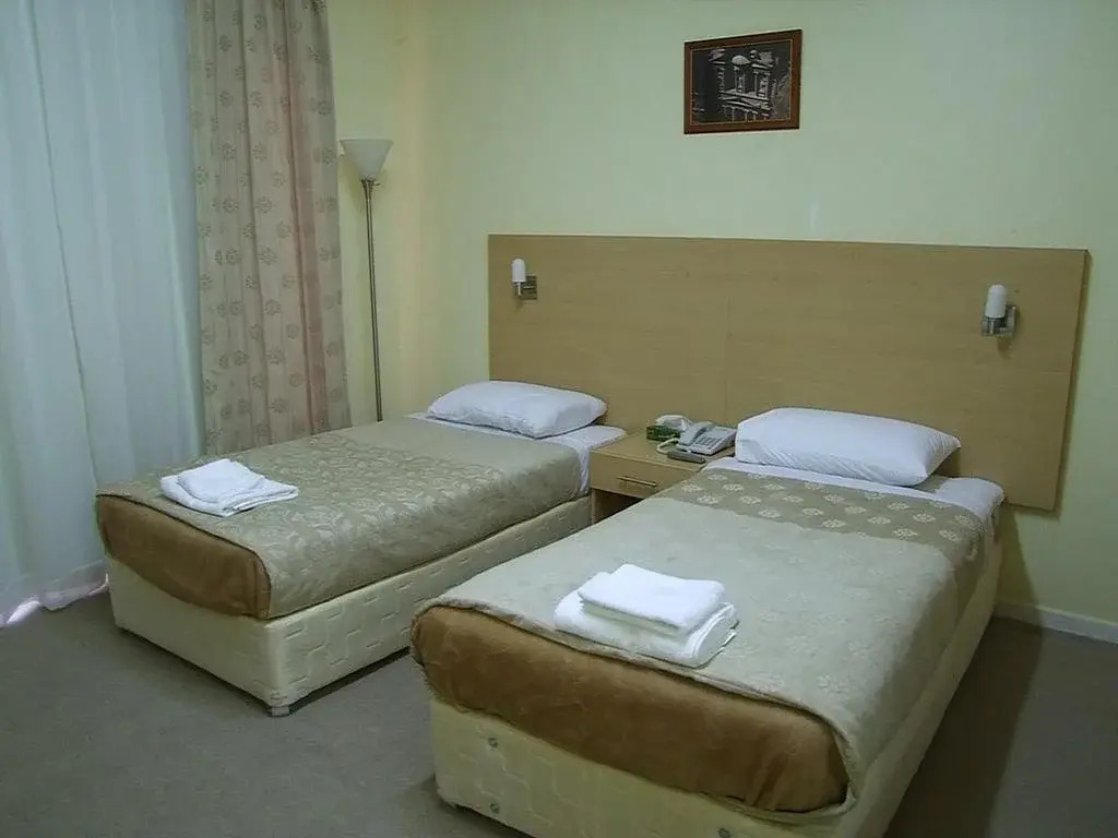 Montreal Hotel - Al Shobak