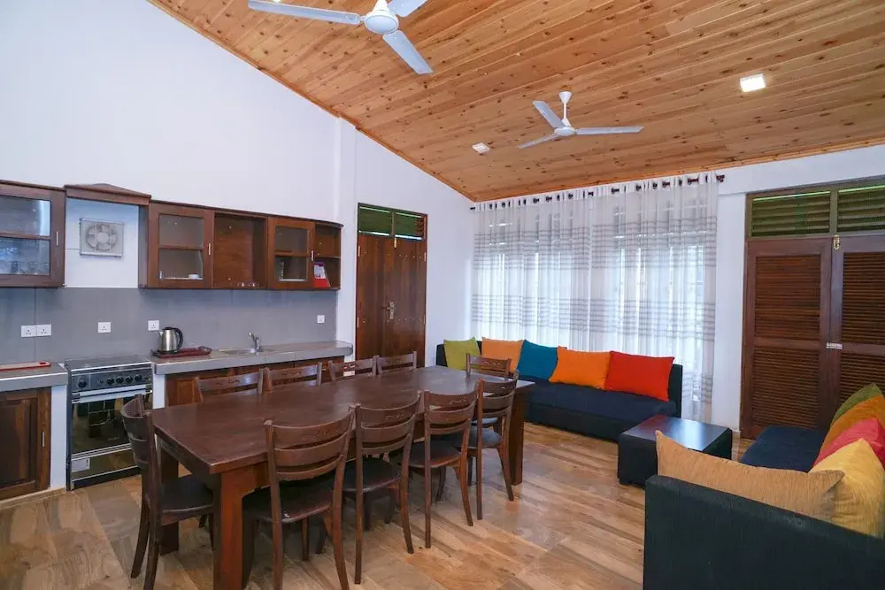 Oyo 390 Surf Sea Breeze Land Side
