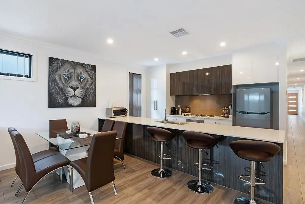 Luxury home in Christies Beach with King Bed, NBN, 3Bed 2Bath
