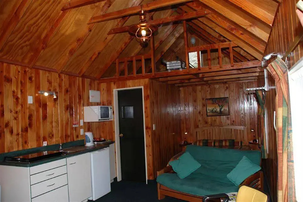 Cottage Park Travel Lodge & Conference Centre