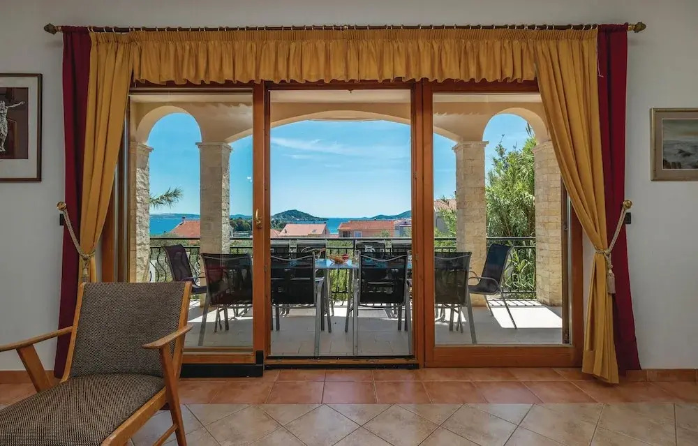 Stunning Home in Preko With 3 Bedrooms and Wifi