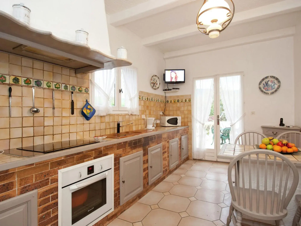 Villa in Bagnols with Pool & Near Nature Parks