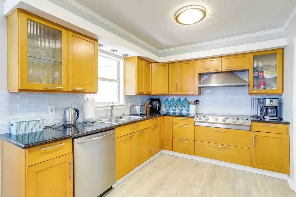 4 Mi to Beaches: Alluring Largo Hideaway!