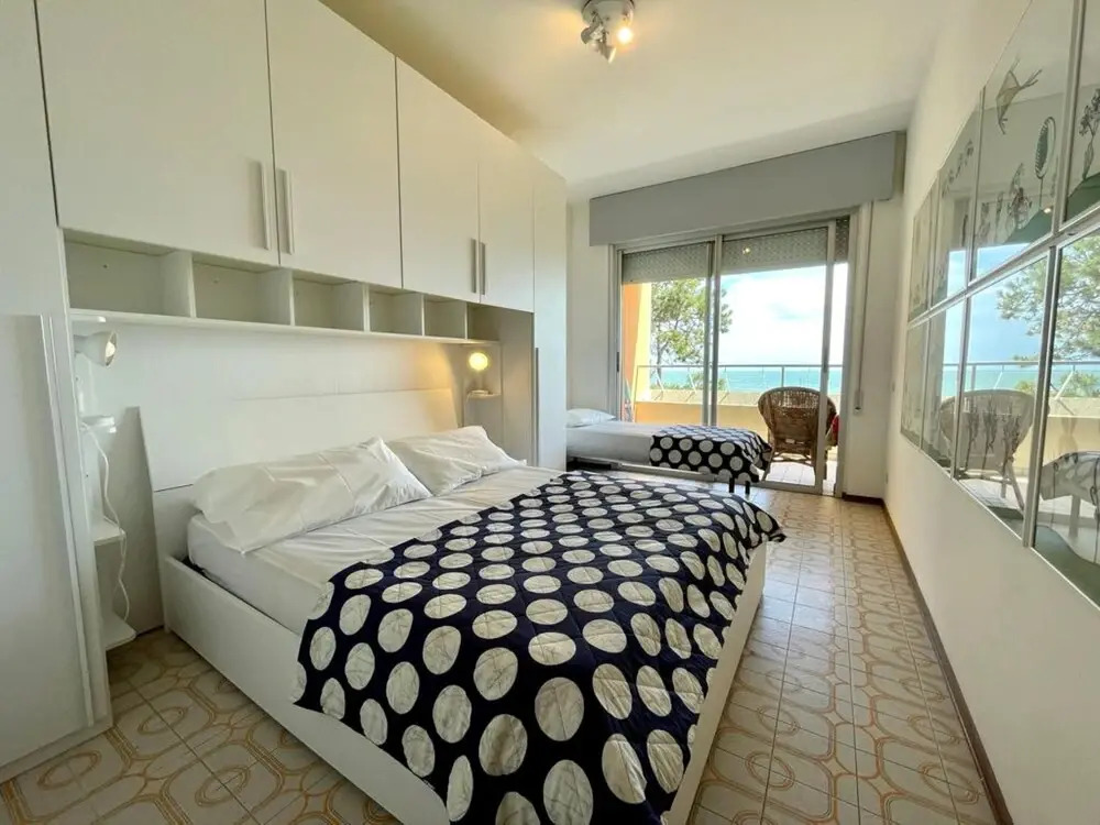 Bright Seaview Apartment