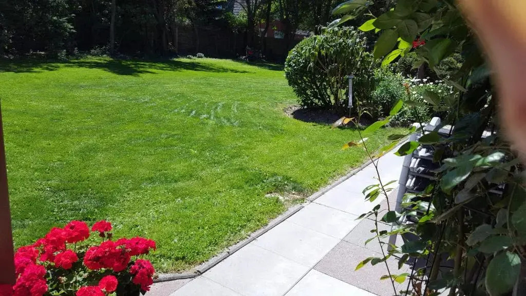 Wohnung 1 mit überdachte Terrasse zum Garten Nähe Strand und Hafen Bensersiel