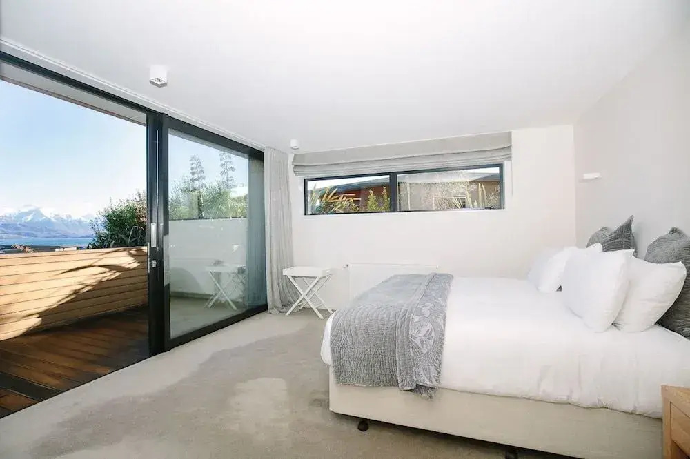 Clutha Place - Sleeps 8 - Lake Views - Balcony