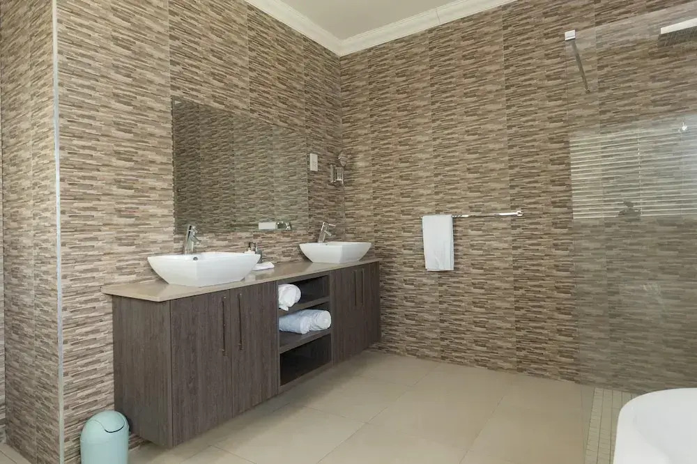 Upmarket 4 bed Chisipite House 2193
