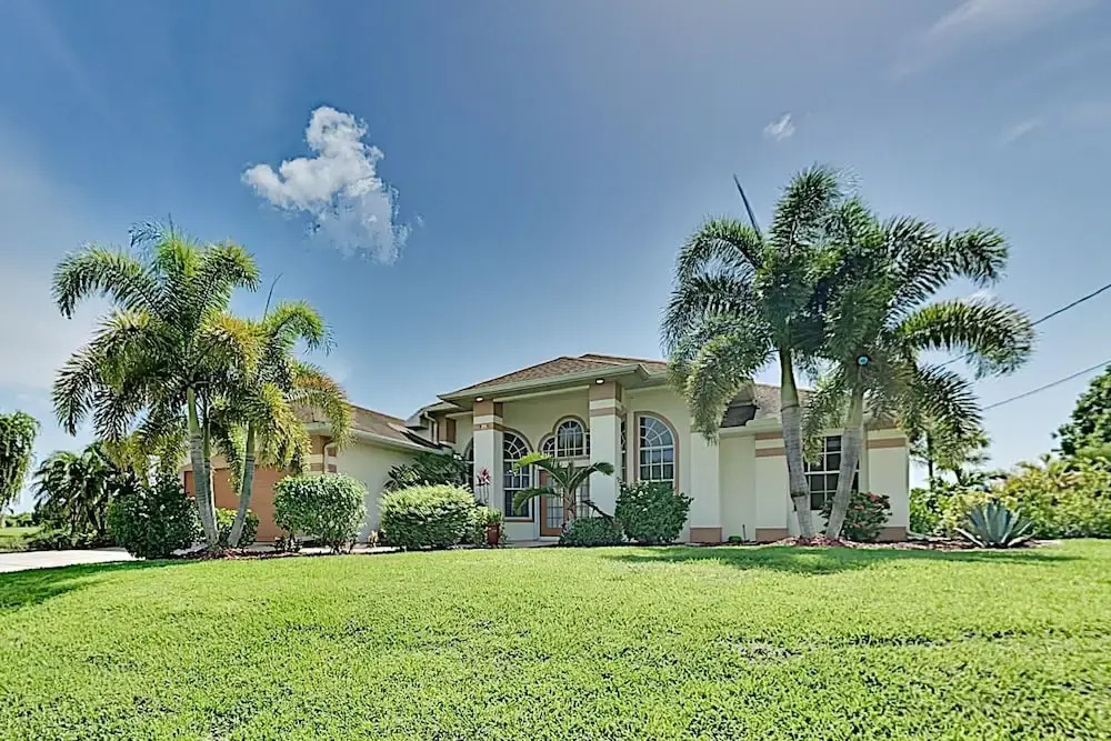 Waterfront W/ Screened Lanai, Pool & Kayaks 4 Bedroom Home