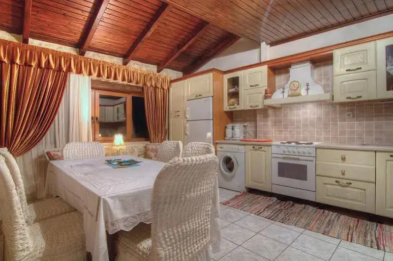 House Marevouni, Triopetra