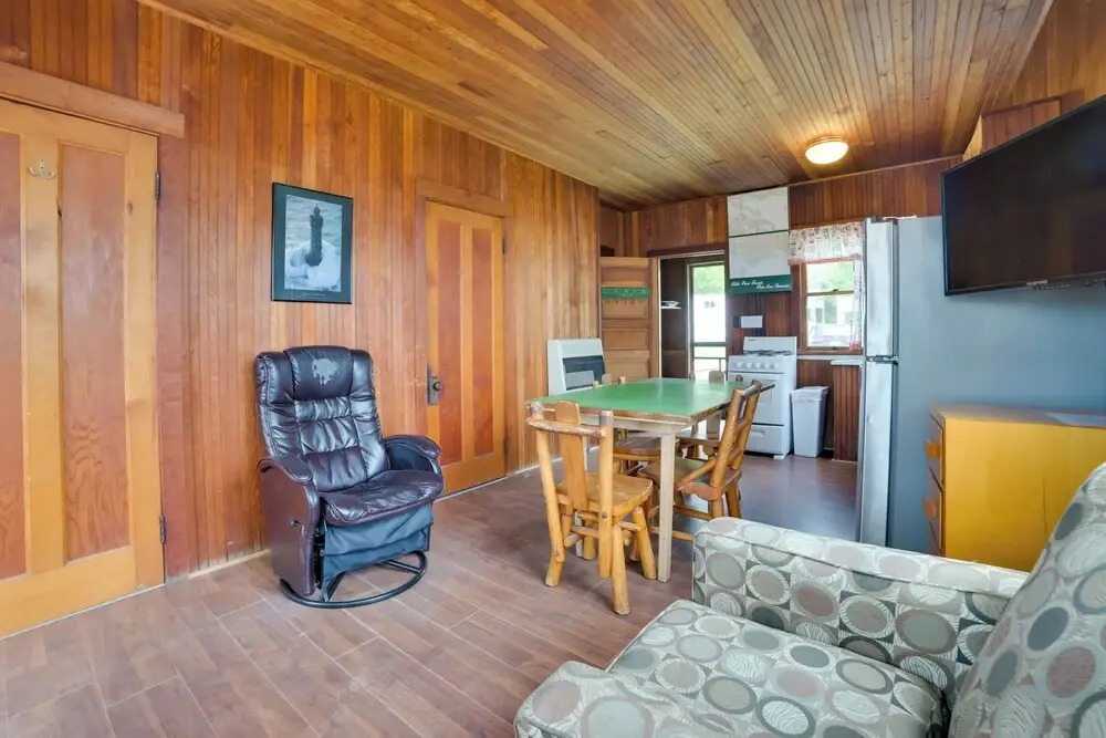 Beachside Cabin w/ Views on Les Cheneaux Islands