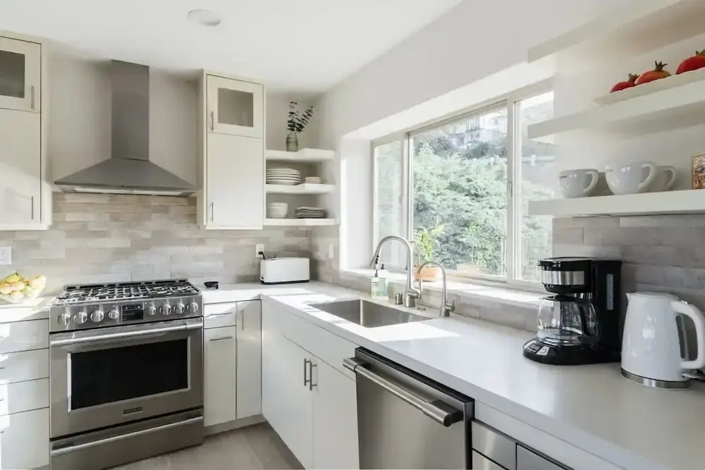 Spacious and Bright 5-bedroom Oasis Pool and Yard