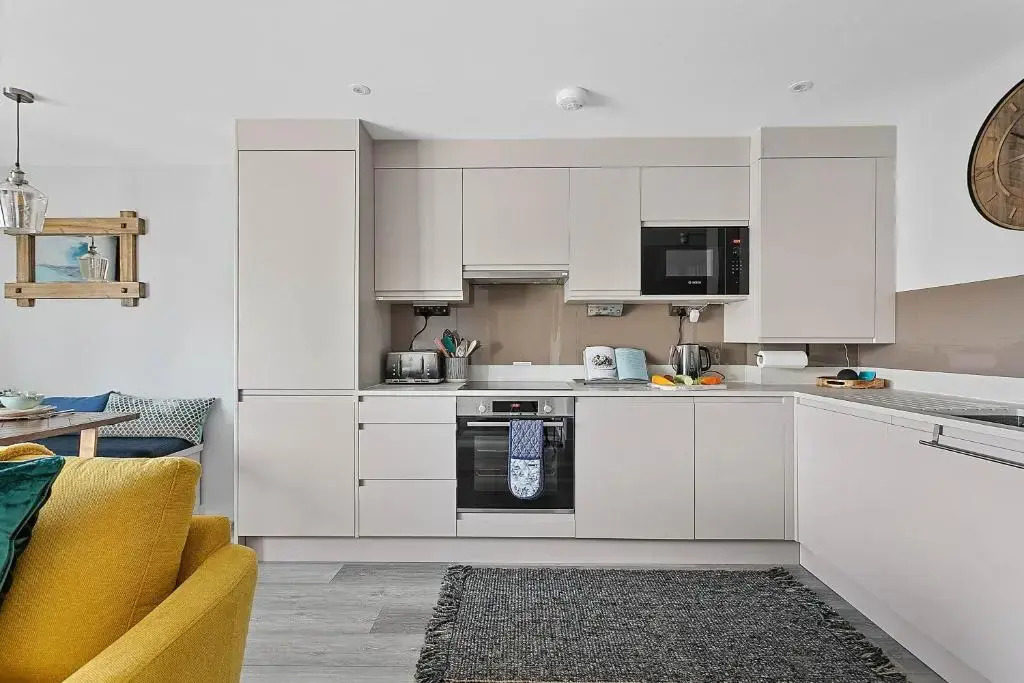 2 De Courcey House - Architect designed luxury apartment with parking, central Dartmouth