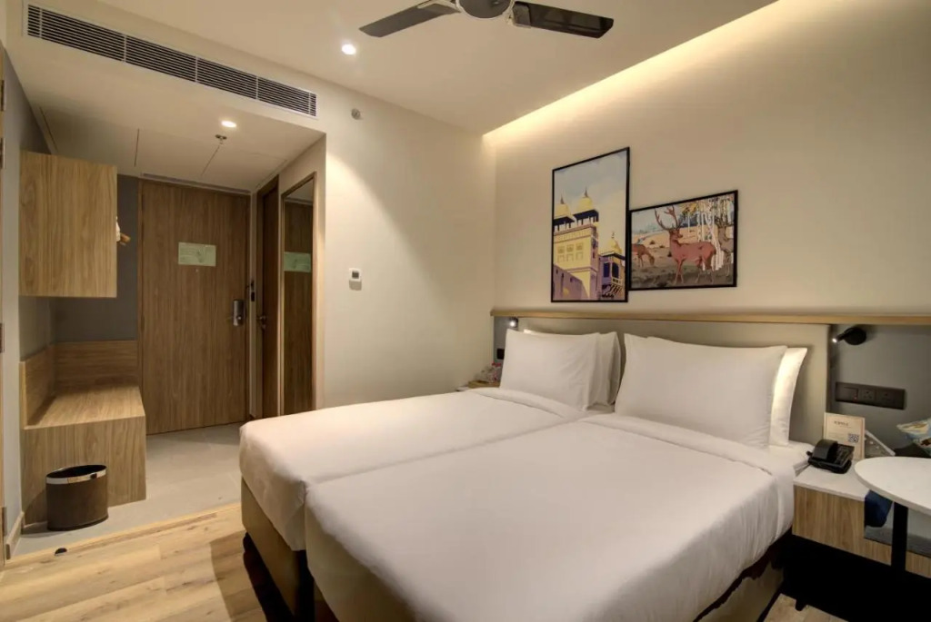 7 Apple Hotel Pratap Nagar