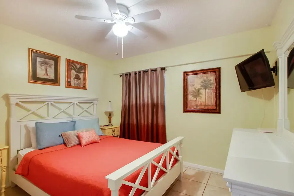 Villa Madeira 504 Sleeps 6/many Updates/walk to John's Pass!