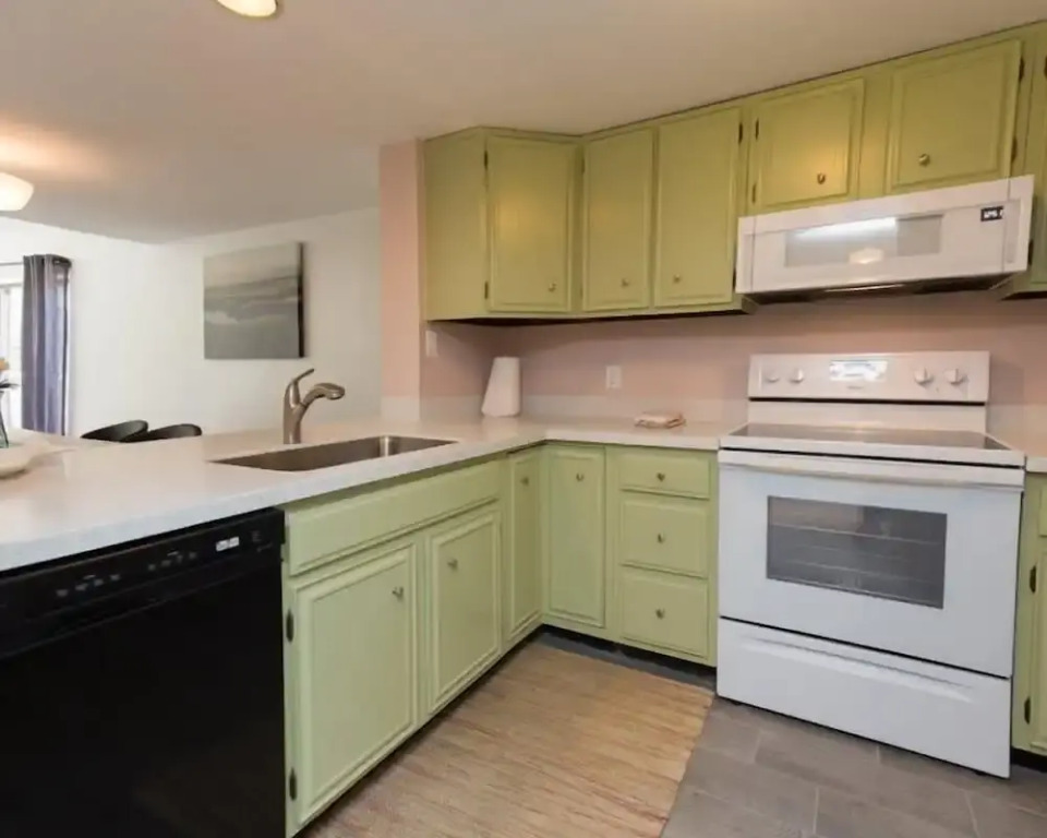 2077 Beachwood