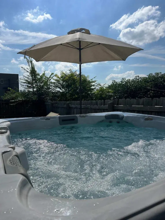 City Views Pool Hot Tub Mini Golf