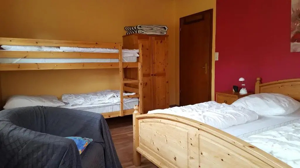 Wohnung 1 mit überdachte Terrasse zum Garten Nähe Strand und Hafen Bensersiel