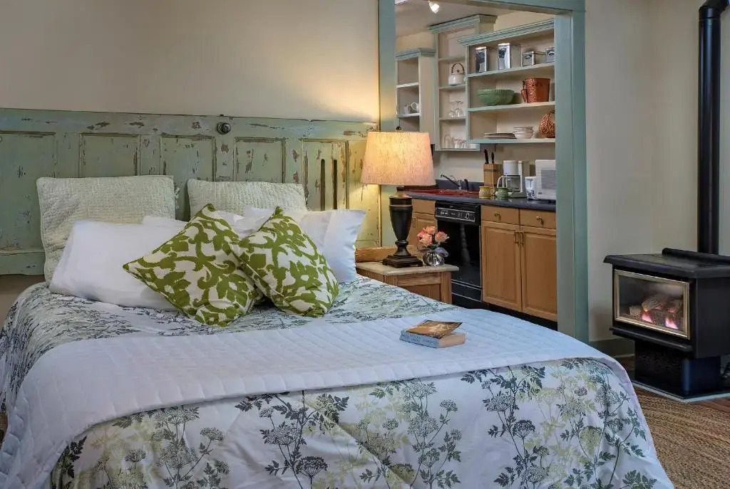 Clementines Guest House & Vacation Rentals